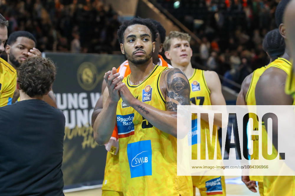 Basketball - easyCredit BBL, Basketball Loewen Braunschweig - MHP RIESEN Ludwigsburg, v.l. Ishmael Leggett (Ludwigsburg, 5) Jubel ueber den Sieg, Jubel nach Spielende Braunschweig