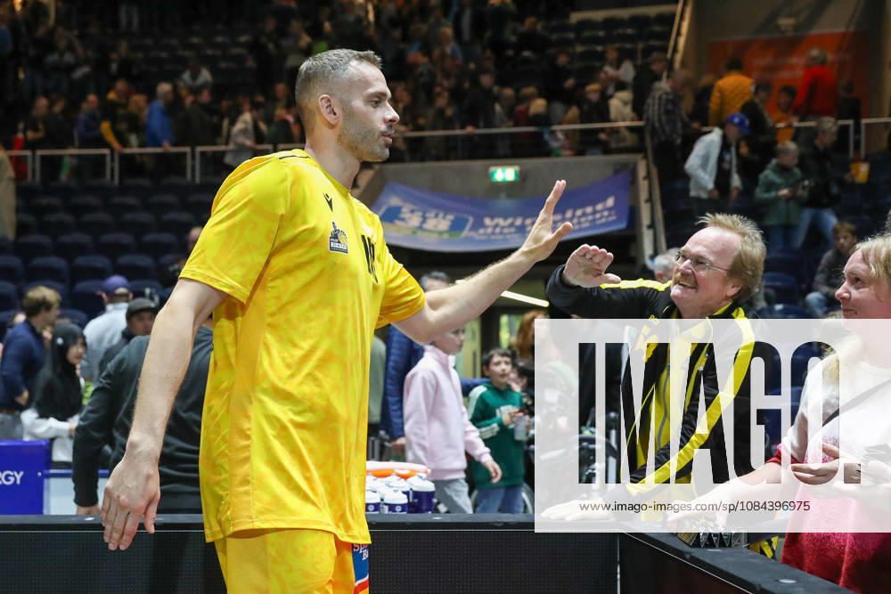 Basketball - easyCredit BBL, Basketball Loewen Braunschweig - MHP RIESEN Ludwigsburg, v.l. Jonas Wohlfarth Bottermann (Ludwigsburg, 18) Jubel ueber den Sieg, Jubel nach Spielende Braunschweig