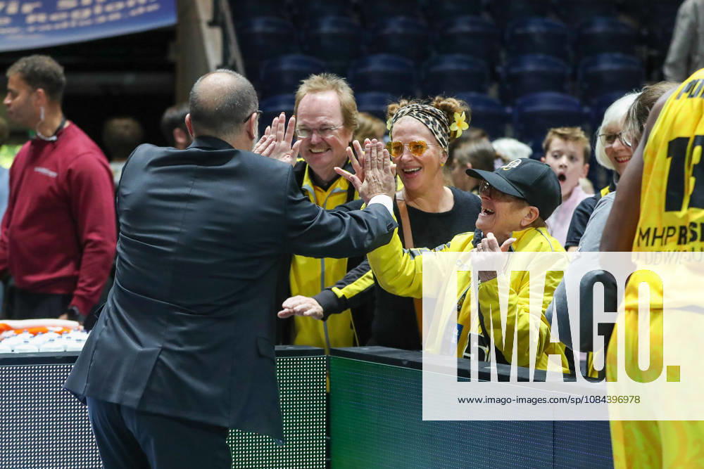 Basketball - easyCredit BBL, Basketball Loewen Braunschweig - MHP RIESEN Ludwigsburg, v.l. Carles Duran Ortega (Ludwigsburg, Trainer) Jubel ueber den Sieg, Jubel nach Spielende mit den Fans Braunschweig