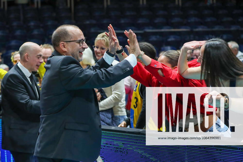 Basketball - easyCredit BBL, Basketball Loewen Braunschweig - MHP RIESEN Ludwigsburg, v.l. Carles Duran Ortega (Ludwigsburg, Trainer) Jubel ueber den Sieg, Jubel nach Spielende mit den Fans Braunschweig