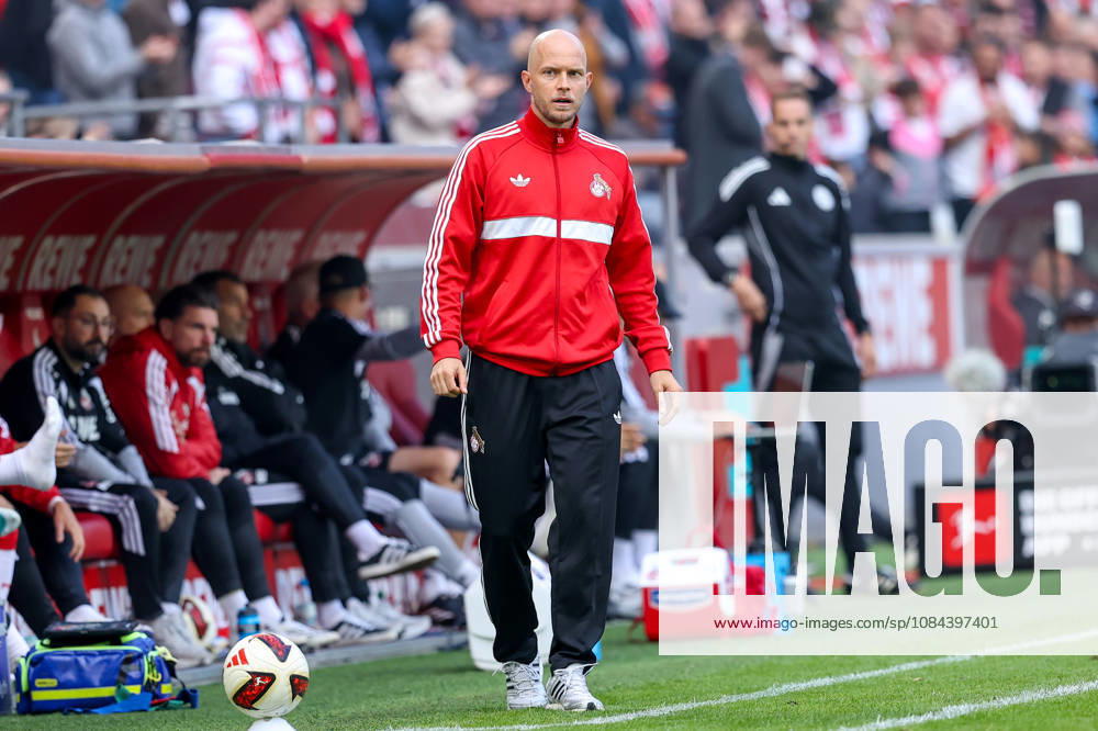2026.10.11, Fußball, Bundesliga, 1. FC Köln - Borussia Mönchengladbach, RheinEnergieSTADION, 5.Spieltag, Saison 2026 2027: Rene Wagner (1. FC Koeln Trainer) am Seitenrand DFB regulations prohibit any use of photographs as image sequences and or quasi-video. Photo: WilkowskixPressefotoKochx Nordrhein-Westfalen Deutschland