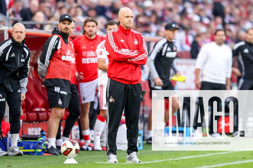 2026.10.11, Fußball, Bundesliga, 1. FC Köln - Borussia Mönchengladbach, RheinEnergieSTADION, 5.Spieltag, Saison 2026 2027: Rene Wagner (1. FC Koeln Trainer) am Seitenrand mit verschrenkten Armen DFB regulations prohibit any use of photographs as image sequences and or quasi-video. Photo: WilkowskixPressefotoKochx Nordrhein-Westfalen Deutschland