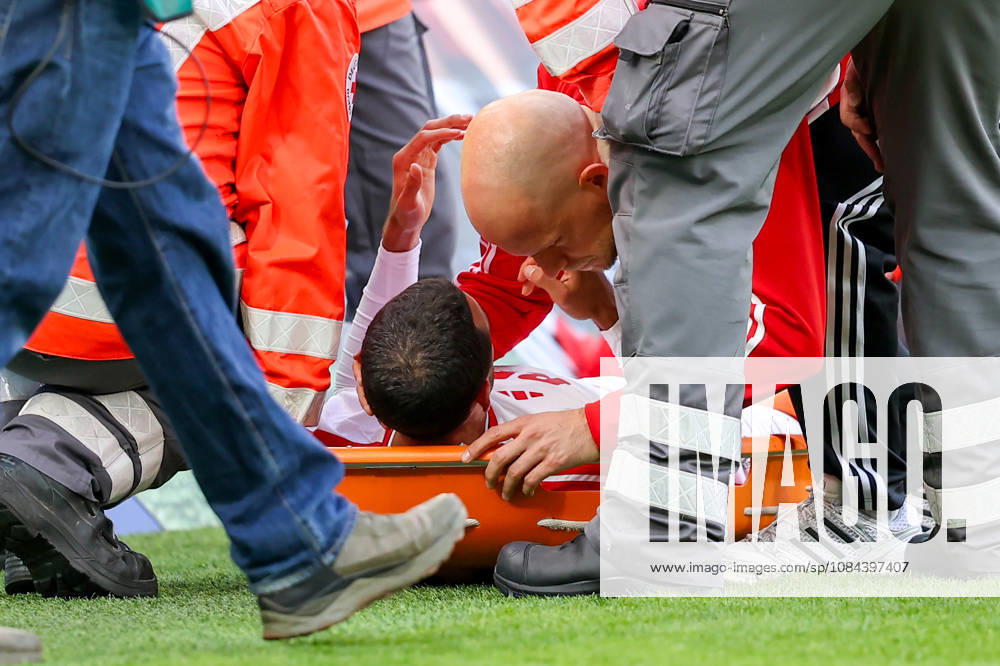 2026.10.11, Fußball, Bundesliga, 1. FC Köln - Borussia Mönchengladbach, RheinEnergieSTADION, 5.Spieltag, Saison 2026 2027: Rene Wagner (1. FC Koeln Trainer) spricht mit verletztem Ellyes Skhiri (1. FC Koeln 6) der auf der Liege liegt DFB regulations prohibit any use of photographs as image sequences and or quasi-video. Photo: WilkowskixPressefotoKochx Nordrhein-Westfalen Deutschland