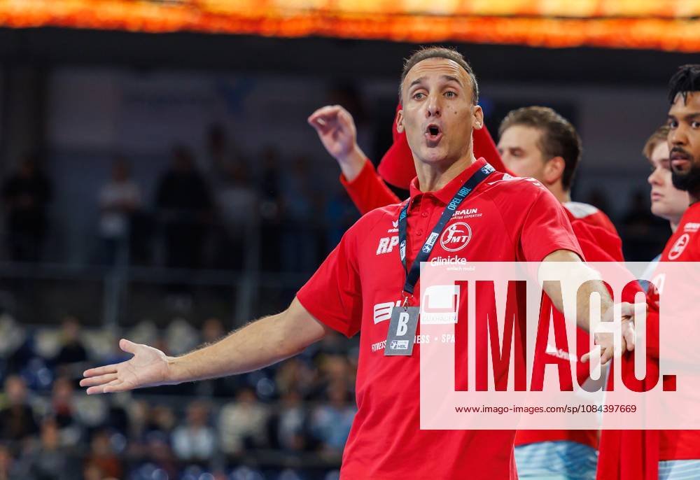 Handball - 1. Bundesliga OPEL HBL - Saison 2026 2027 - 08. Spieltag: HC Erlangen Metropolregion Nürnberg HCE - MT Melsungen - DaMa - - Roberto Garcia Parrondo (Trainer MT Melsungen ) gestikuliert wütend