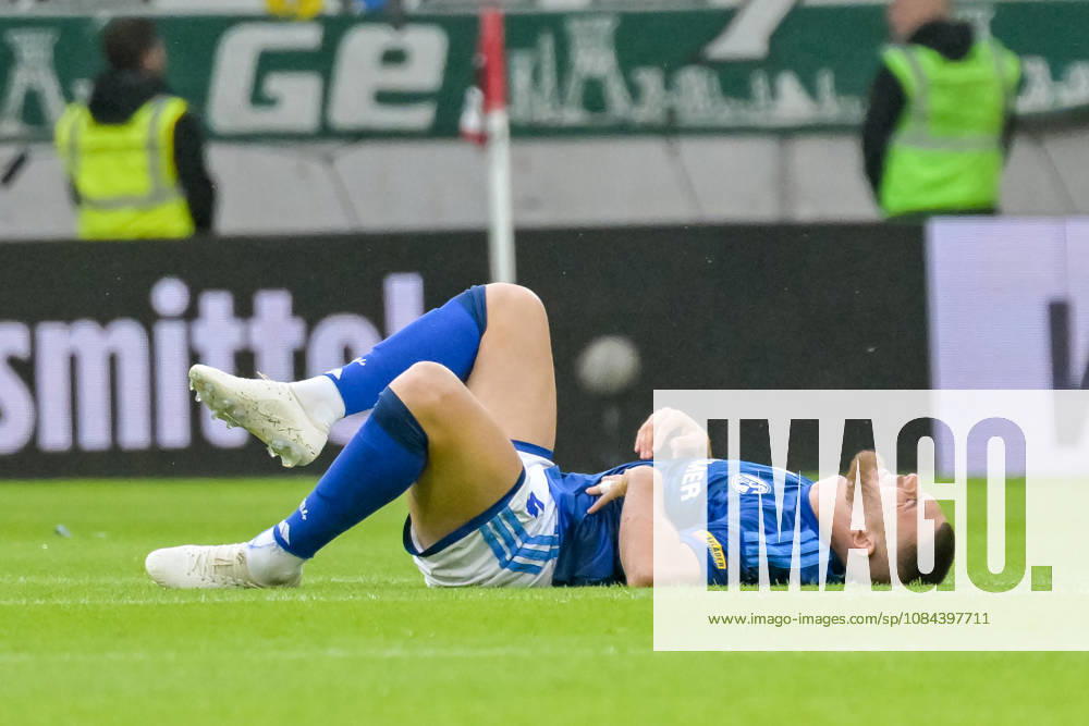 Hasan Kurucay (FC Schalke 04, 04) liegt am Boden und hat Schmerzen. GER, SC Freiburg vs Schalke 04, Fussball, Bundesliga, 5. Spieltag, Saison 2026 2027, 11.10.2026 DFL DFB REGULATIONS PROHIBIT ANY USE OF PHOTOGRAPHS AS IMAGE SEQUENCES AND OR QUASI-VIDEO GER, SC Freiburg vs Schalke 04, Fussball, Bundesliga, 5. Spieltag, Saison 2026 2027, 11.10.2026 Freiburg