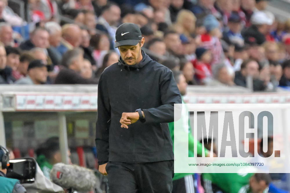 Julian Schuster (SC Freiburg, Trainer) schaut auf die Uhr. GER, SC Freiburg vs Schalke 04, Fussball, Bundesliga, 5. Spieltag, Saison 2026 2027, 11.10.2026 DFL DFB REGULATIONS PROHIBIT ANY USE OF PHOTOGRAPHS AS IMAGE SEQUENCES AND OR QUASI-VIDEO GER, SC Freiburg vs Schalke 04, Fussball, Bundesliga, 5. Spieltag, Saison 2026 2027, 11.10.2026 Freiburg
