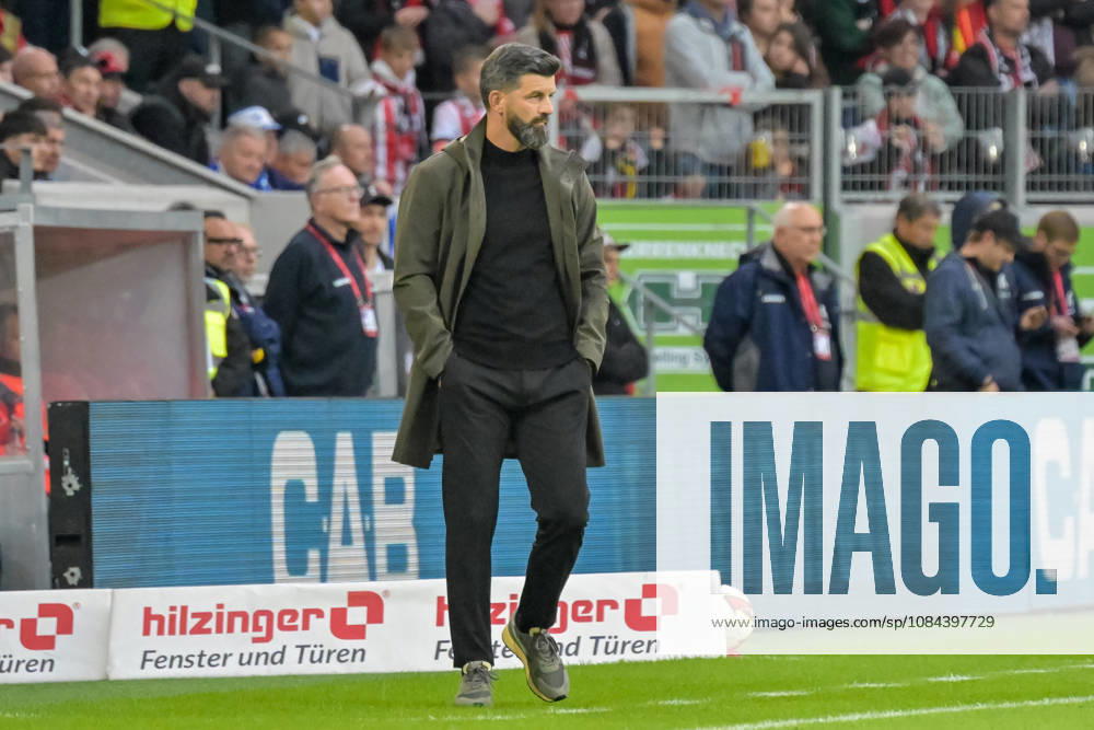 Miron Muslic (FC Schalke 04, Trainer) am Spielfeldrand mit neutraler Emotion. GER, SC Freiburg vs Schalke 04, Fussball, Bundesliga, 5. Spieltag, Saison 2026 2027, 11.10.2026 DFL DFB REGULATIONS PROHIBIT ANY USE OF PHOTOGRAPHS AS IMAGE SEQUENCES AND OR QUASI-VIDEO GER, SC Freiburg vs Schalke 04, Fussball, Bundesliga, 5. Spieltag, Saison 2026 2027, 11.10.2026 Freiburg