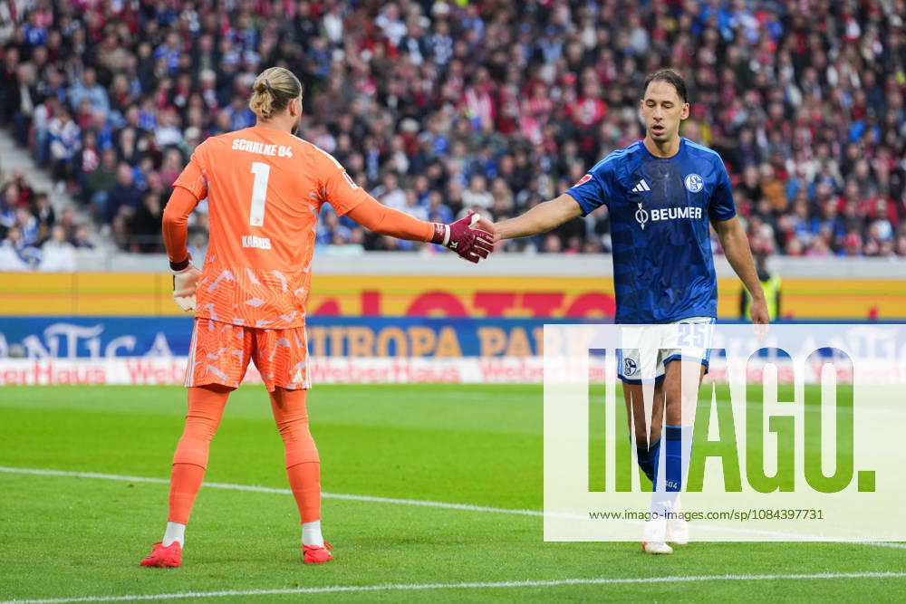 1. Bundesliga: SC Freiburg vs FC Schalke 04, 11.10.2026 Loris Karius (FC Schalke 04, 1) und Nikola Katić (FC Schalke 04, 25) die sich abklatschen 1. Bundesliga: SC Freiburg vs FC Schalke 04, Europa-Park-Stadion, 11.10.2026 DFB DFL REGULATIONS PROHIBIT ANY USE OF PHOTOGRAPHS AS IMAGE SEQUENCES AND OR QUASI-VIDEO.