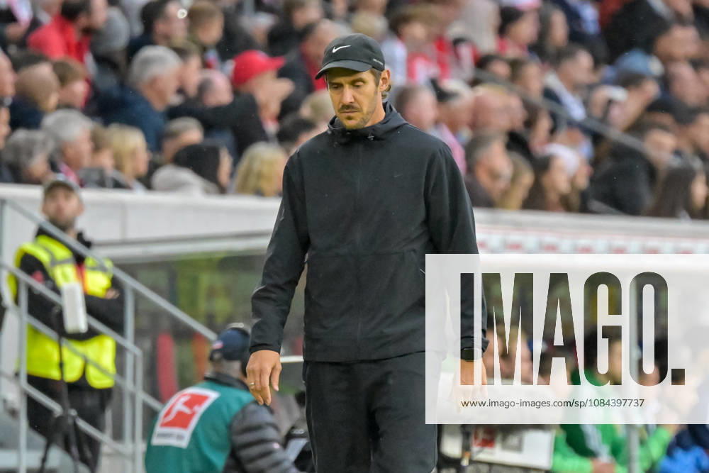 Julian Schuster (SC Freiburg, Trainer) mit neutraler Emotion. GER, SC Freiburg vs Schalke 04, Fussball, Bundesliga, 5. Spieltag, Saison 2026 2027, 11.10.2026 DFL DFB REGULATIONS PROHIBIT ANY USE OF PHOTOGRAPHS AS IMAGE SEQUENCES AND OR QUASI-VIDEO GER, SC Freiburg vs Schalke 04, Fussball, Bundesliga, 5. Spieltag, Saison 2026 2027, 11.10.2026 Freiburg