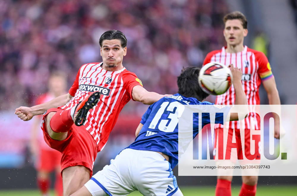 Igor Matanovic (SC Freiburg) und Satoshi Tanaka (FC Schalke 04) im Zweikampf waehrend des spiels der 1. Bundesliga zwischen Club Freiburg und FC Schalke 04, Europa-Park Stadion am 11. October 2026 in Freiburg im Breisgau, Deutschland. (Foto von Harry Langer DeFodi Images) +++ Igor Matanovic (SC Freiburg) und Satoshi Tanaka (FC Schalke 04) battle for the ball during the Bundesliga match between Sport-Club Freiburg and FC Schalke 04 at Europa-Park Stadion on October 11, 2026 in Freiburg im Breisgau, Germany. (Photo by Harry Langer DeFodi Images) DFB DFL REGULATIONS PROHIBIT ANY USE OF PHOTOGRAPHS AS IMAGE SEQUENCES AND OR QUASI-VIDEO. (Photo by Harry Langer DeFodi Images) DFB DFL REGULATIONS PROHIBIT ANY USE OF PHOTOGRAPHS AS IMAGE SEQUENCES AND OR QUASI-VIDEO. -