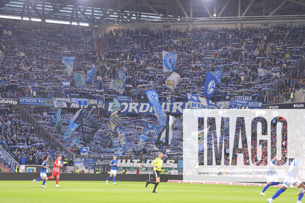 Fussball 1.Bundesliga, SC Freiburg - FC Schalke 04 v.l. schalke Tribuenen, Zuschauer, Stadion, Fans, Tribuene, Raenge, Schals, Schal, Banner, Plakate, Fahne, Fahnen Freiburg