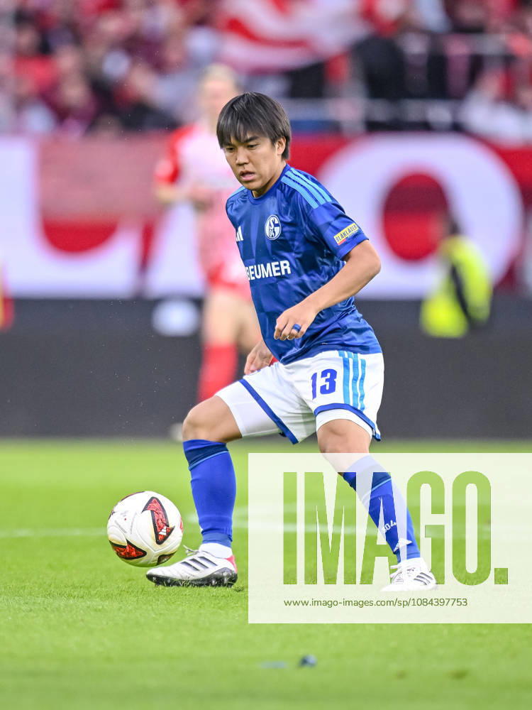 Satoshi Tanaka (FC Schalke 04) in Aktion, am Ball, Einzelaktion waehrend des spiels der 1. Bundesliga zwischen Club Freiburg und FC Schalke 04, Europa-Park Stadion am 11. October 2026 in Freiburg im Breisgau, Deutschland. (Foto von Harry Langer DeFodi Images) +++ Satoshi Tanaka (FC Schalke 04) controls the Ball during the Bundesliga match between Sport-Club Freiburg and FC Schalke 04 at Europa-Park Stadion on October 11, 2026 in Freiburg im Breisgau, Germany. (Photo by Harry Langer DeFodi Images) DFB DFL REGULATIONS PROHIBIT ANY USE OF PHOTOGRAPHS AS IMAGE SEQUENCES AND OR QUASI-VIDEO. (Photo by Harry Langer DeFodi Images) DFB DFL REGULATIONS PROHIBIT ANY USE OF PHOTOGRAPHS AS IMAGE SEQUENCES AND OR QUASI-VIDEO. -