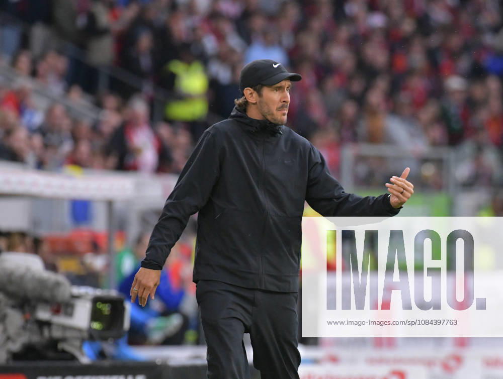 Fussball 1.Bundesliga, SC Freiburg - FC Schalke 04 v.l. Trainer Julian Schuster (SC Freiburg) Freiburg