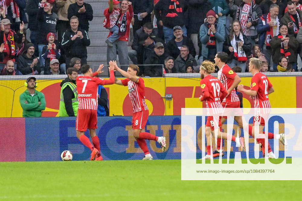 Jubel zum Tor zum 1:0 durch Maximilian Eggestein (SC Freiburg, 08) mit Derry Scherhant (SC Freiburg, 07) und seinen Mitspielern. GER, SC Freiburg vs Schalke 04, Fussball, Bundesliga, 5. Spieltag, Saison 2026 2027, 11.10.2026 DFL DFB REGULATIONS PROHIBIT ANY USE OF PHOTOGRAPHS AS IMAGE SEQUENCES AND OR QUASI-VIDEO GER, SC Freiburg vs Schalke 04, Fussball, Bundesliga, 5. Spieltag, Saison 2026 2027, 11.10.2026 Freiburg