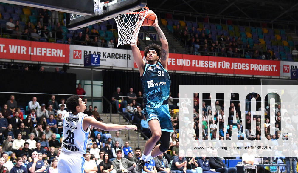 Basketball easyCredit BBL Bundesliga, Frankfurt Skyliners - Veolia Towers Hamburg v.l. Roman Bedime (Fraport Skyliners Frankfurt), Wurf, Sprung zum Korb, Dunk, Dunk in Frankfurt am Main