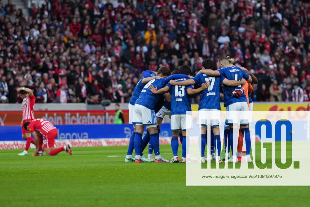 1. Bundesliga: SC Freiburg vs FC Schalke 04, 11.10.2026 Mannschaftskreis FC Schalke 04 vor dem Spiel 1. Bundesliga: SC Freiburg vs FC Schalke 04, Europa-Park-Stadion, 11.10.2026 DFB DFL REGULATIONS PROHIBIT ANY USE OF PHOTOGRAPHS AS IMAGE SEQUENCES AND OR QUASI-VIDEO.