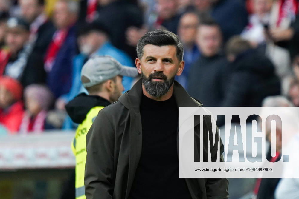 1. Bundesliga: SC Freiburg vs FC Schalke 04, 11.10.2026 Miron Muslic (FC Schalke 04, Trainer) 1. Bundesliga: SC Freiburg vs FC Schalke 04, Europa-Park-Stadion, 11.10.2026 DFB DFL REGULATIONS PROHIBIT ANY USE OF PHOTOGRAPHS AS IMAGE SEQUENCES AND OR QUASI-VIDEO.