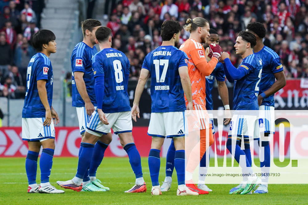 1. Bundesliga: SC Freiburg vs FC Schalke 04, 11.10.2026 Die Schalker die vor dem Spiel sich abklatschen 1. Bundesliga: SC Freiburg vs FC Schalke 04, Europa-Park-Stadion, 11.10.2026 DFB DFL REGULATIONS PROHIBIT ANY USE OF PHOTOGRAPHS AS IMAGE SEQUENCES AND OR QUASI-VIDEO.