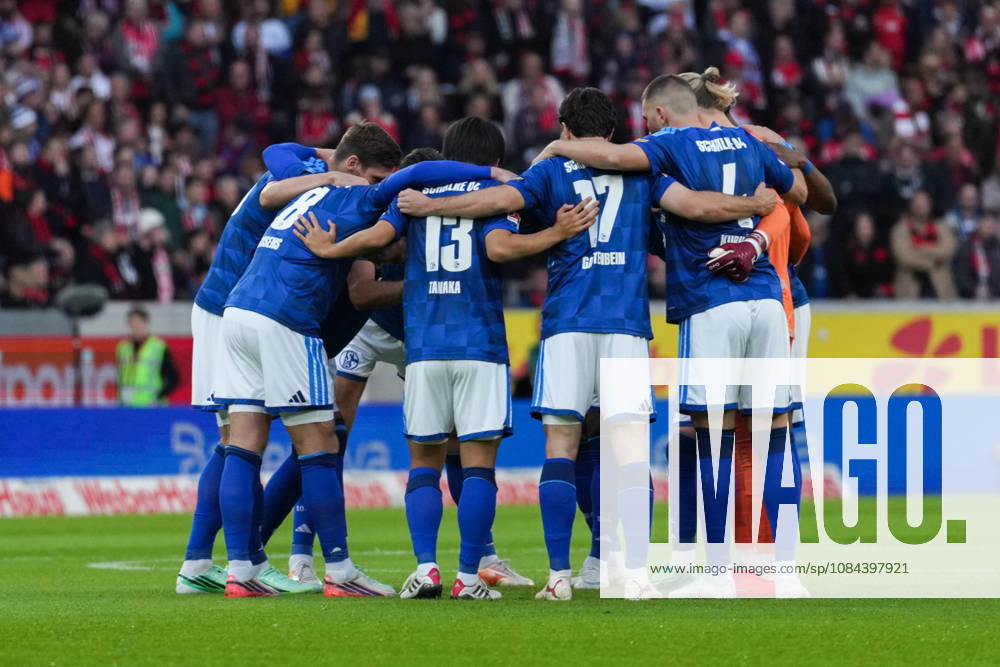 1. Bundesliga: SC Freiburg vs FC Schalke 04, 11.10.2026 Mannschaftskreis FC Schalke 04 vor dem Spiel 1. Bundesliga: SC Freiburg vs FC Schalke 04, Europa-Park-Stadion, 11.10.2026 DFB DFL REGULATIONS PROHIBIT ANY USE OF PHOTOGRAPHS AS IMAGE SEQUENCES AND OR QUASI-VIDEO.