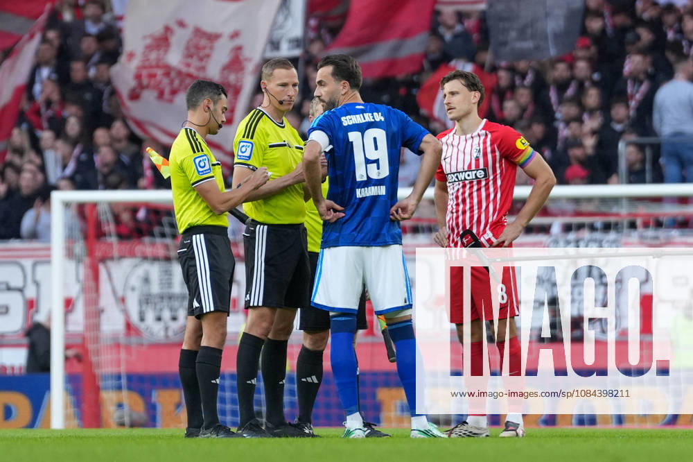 Kenan Karaman (FC Schalke 04, 19) und Maximilian Eggestein (SC Freiburg, 08) bei Martin Petersen (Schiedsrichter) , Deutschland, Fussball, 1. Bundesliga, 5.Spieltag, 2026 2027, SC Freiburg vs. FC Schalke 04, 11.10.2026, Europa-Park Stadion, Freiburg Freiburg Europa-Park Stadion Baden-Württemberg Deutschland