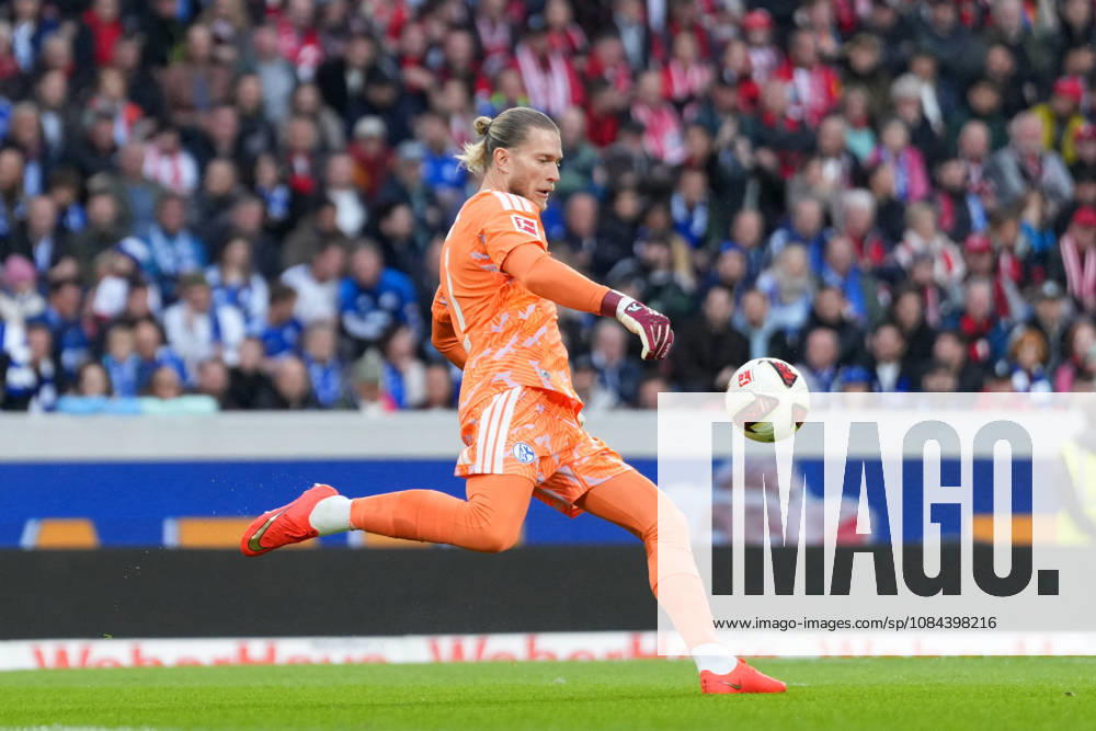 Loris Karius (FC Schalke 04, 01) am Ball , Deutschland, Fussball, 1. Bundesliga, 5.Spieltag, 2026 2027, SC Freiburg vs. FC Schalke 04, 11.10.2026, Europa-Park Stadion, Freiburg Freiburg Europa-Park Stadion Baden-Württemberg Deutschland