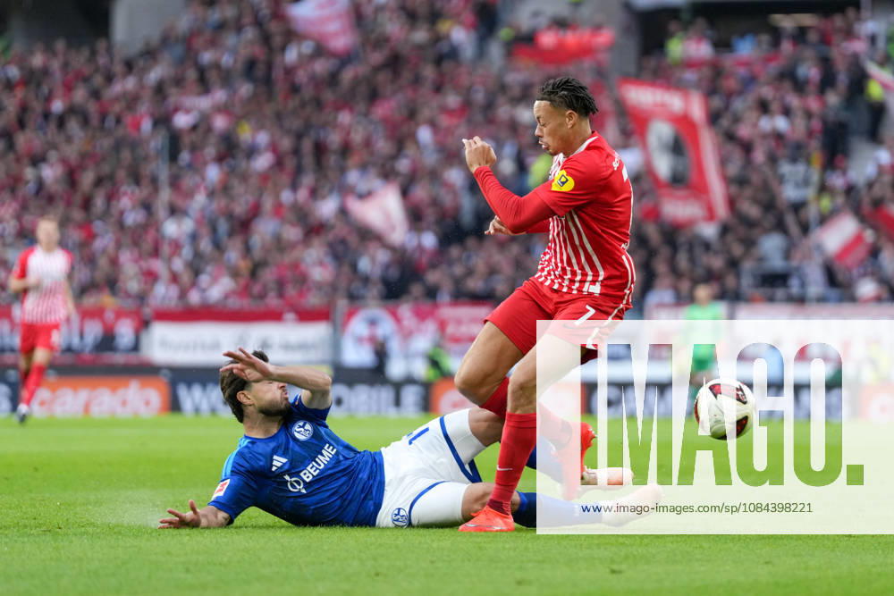 Adrian Gantenbein (FC Schalke 04, 17) im Zweikampf mit Derry Scherhant (SC Freiburg, 07) , Deutschland, Fussball, 1. Bundesliga, 5.Spieltag, 2026 2027, SC Freiburg vs. FC Schalke 04, 11.10.2026, Europa-Park Stadion, Freiburg Freiburg Europa-Park Stadion Baden-Württemberg Deutschland