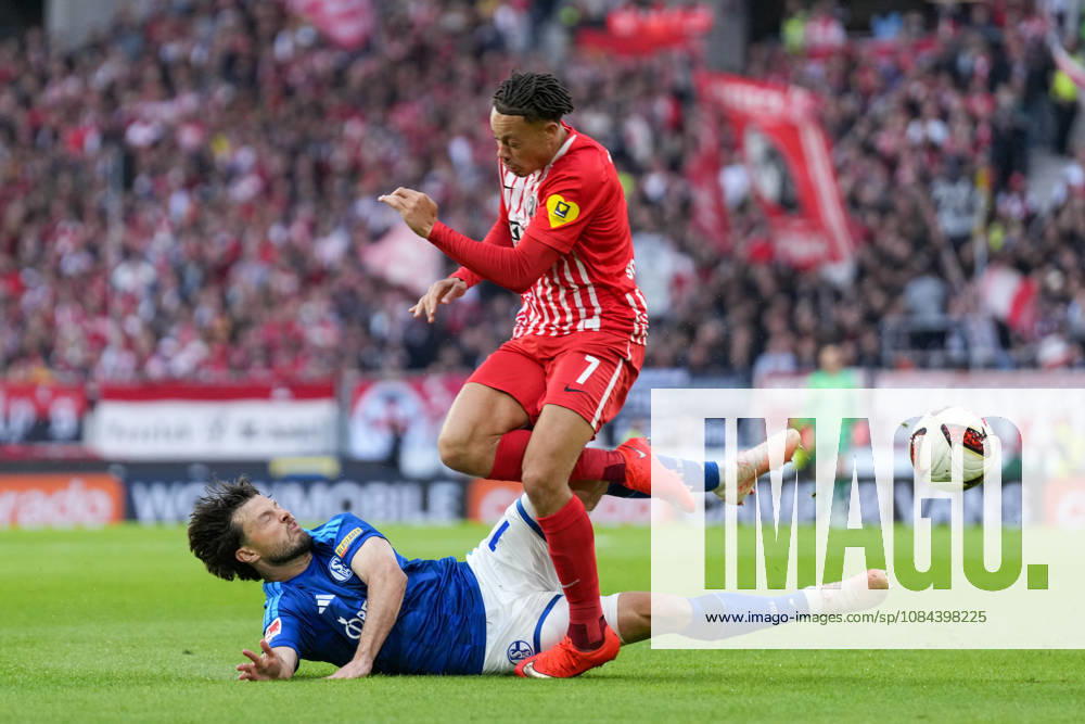 Adrian Gantenbein (FC Schalke 04, 17) im Zweikampf mit Derry Scherhant (SC Freiburg, 07) , Deutschland, Fussball, 1. Bundesliga, 5.Spieltag, 2026 2027, SC Freiburg vs. FC Schalke 04, 11.10.2026, Europa-Park Stadion, Freiburg Freiburg Europa-Park Stadion Baden-Württemberg Deutschland