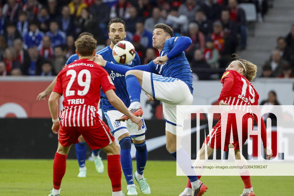 Philipp Treu (SC Freiburg, 29), Kenan Karaman (FC Schalke, 19), Robin Gosens (FC Schalke, 08) und Niklas Beste (SC Freiburg, 19) im Kampf um den Ball , Deutschland, Fussball, 1. Bundesliga, 5.Spieltag, 2026 2027, SC Freiburg vs. FC Schalke 04, 11.10.2026, Freiburg im Breisgau Europa-Park Stadion Deutschland
