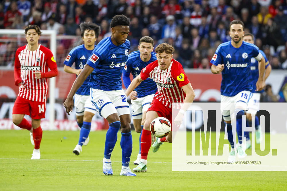Junior Adamu (FC Schalke, 20) und Philipp Treu (SC Freiburg, 29) im Laufduell , Deutschland, Fussball, 1. Bundesliga, 5.Spieltag, 2026 2027, SC Freiburg vs. FC Schalke 04, 11.10.2026, Freiburg im Breisgau Europa-Park Stadion Deutschland