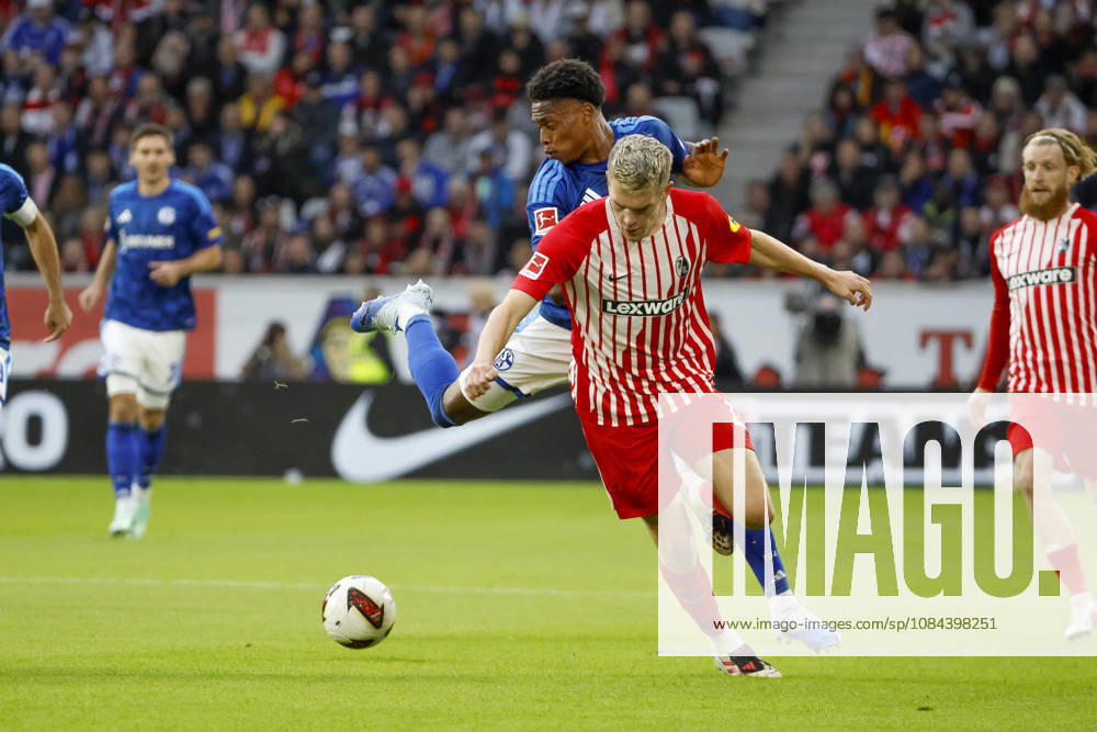 Junior Adamu (FC Schalke, 20) und Matthias Ginter (SC Freiburg, 28) im Zweikampf , Deutschland, Fussball, 1. Bundesliga, 5.Spieltag, 2026 2027, SC Freiburg vs. FC Schalke 04, 11.10.2026, Freiburg im Breisgau Europa-Park Stadion Deutschland