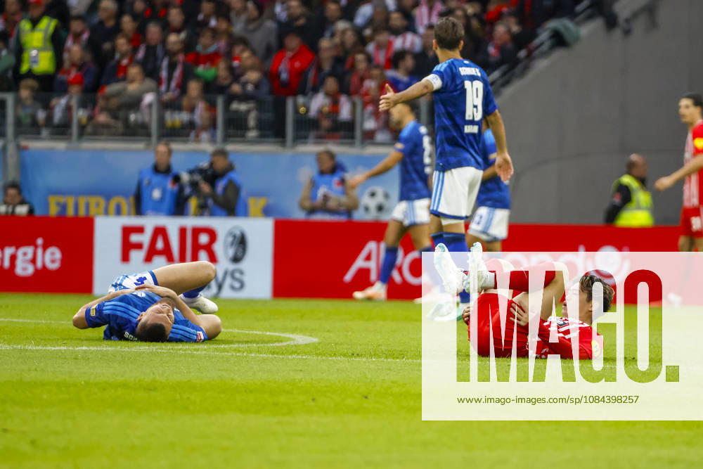 Hasan Kurucay (FC Schalke, 04) und Yuito Suzuki (SC Freiburg, 14) verletzt am Boden , Deutschland, Fussball, 1. Bundesliga, 5.Spieltag, 2026 2027, SC Freiburg vs. FC Schalke 04, 11.10.2026, Freiburg im Breisgau Europa-Park Stadion Deutschland