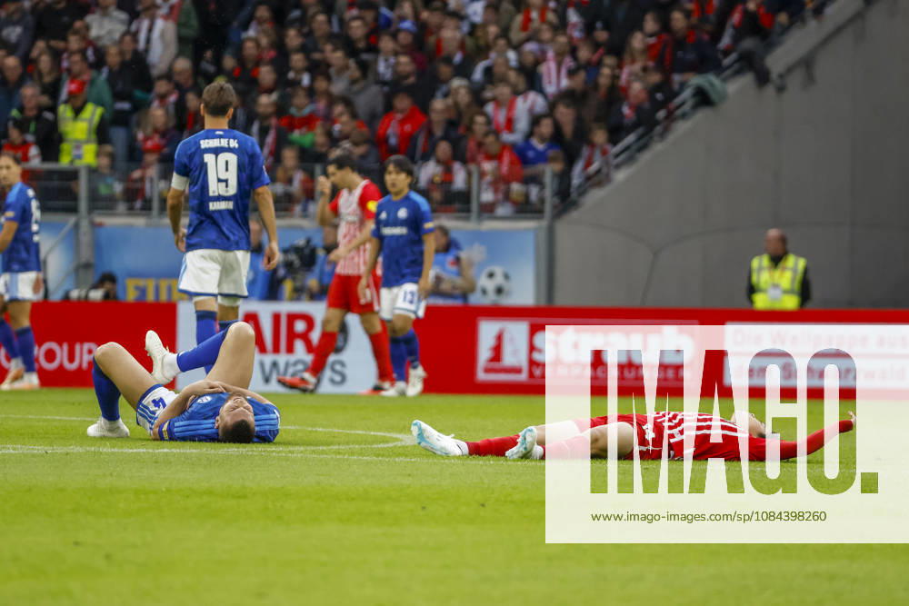 Hasan Kurucay (FC Schalke, 04) und Yuito Suzuki (SC Freiburg, 14) verletzt am Boden , Deutschland, Fussball, 1. Bundesliga, 5.Spieltag, 2026 2027, SC Freiburg vs. FC Schalke 04, 11.10.2026, Freiburg im Breisgau Europa-Park Stadion Deutschland