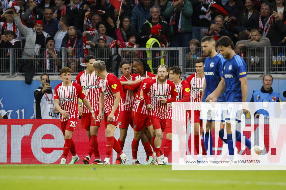 Torjubel SC Freiburg beim 1:0 durch Maximilian Eggestein (SC Freiburg, 08), Freude, Begeisterung, positive Emotionen, Torerfolg , Deutschland, Fussball, 1. Bundesliga, 5.Spieltag, 2026 2027, SC Freiburg vs. FC Schalke 04, 11.10.2026, Freiburg im Breisgau Europa-Park Stadion Deutschland