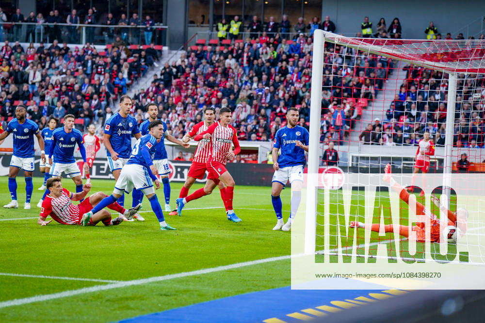 Deutschland: Fußball Bundesliga 2026 - 2027, 5. Spieltag - SC Freiburg - FC Schalke 04 - Europa-Park-Stadion (Freiburg): Tor und Torschuss zum 1:0 durch Maximilian Eggestein (SC Freiburg, 8), Loris Karius (FC Schalke 04, 1) kann den Ball nur noch im Tor nachschauen.