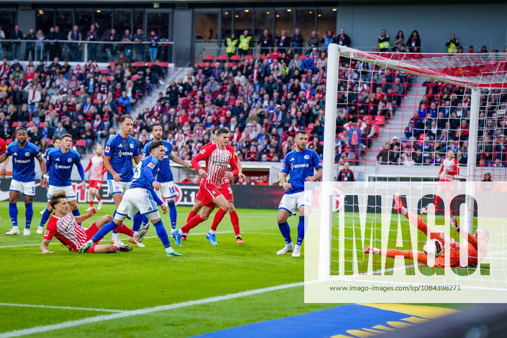 Deutschland: Fußball Bundesliga 2026 - 2027, 5. Spieltag - SC Freiburg - FC Schalke 04 - Europa-Park-Stadion (Freiburg): Tor und Torschuss zum 1:0 durch Maximilian Eggestein (SC Freiburg, 8), Loris Karius (FC Schalke 04, 1) kann den Ball nur noch im Tor nachschauen.