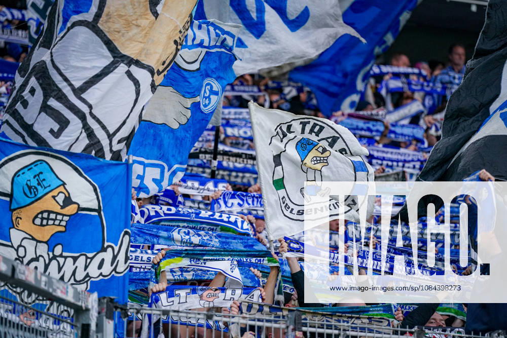 Deutschland: Fußball Bundesliga 2026 - 2027, 5. Spieltag - SC Freiburg - FC Schalke 04 - Europa-Park-Stadion (Freiburg): Detailaufnahme zahlreicher Fans des FC Schalke 04 im Gästeblock beim Auswärtsspiel gegen den SC Freiburg im Europa-Park Stadion. Blau-weisse Schwenkfahnen mit Motiven der Ultras Gelsenkirchen und hochgehaltene Fanschals. Schalke 04, S04, Königsblau, Ultras Gelsenkirchen, UGE, Ultras, Gästefans, Auswärtsfans, Fanszene, Fankultur, Fanblock, Gästeblock, Schalparade, Fahnenmeer, Fanflaggen, Schwenkfahnen, Fanartikel, Zuschauer, Tribüne, Bundesliga, Fussball, Stadion, Innenansicht.