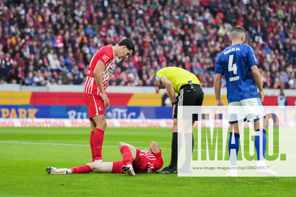 1. Bundesliga: SC Freiburg vs FC Schalke 04, 11.10.2026 Matthias Ginter (SC Freiburg, 28) der nach einem Kopfballduell am Boden bleibt und Martin Petersen (Schiedsrichter) nach ihm schaut 1. Bundesliga: SC Freiburg vs FC Schalke 04, Europa-Park-Stadion, 11.10.2026 DFB DFL REGULATIONS PROHIBIT ANY USE OF PHOTOGRAPHS AS IMAGE SEQUENCES AND OR QUASI-VIDEO.