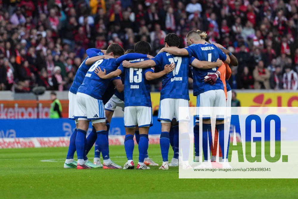 1. Bundesliga: SC Freiburg vs FC Schalke 04, 11.10.2026 Mannschaftskreis FC Schalke 04 vor dem Spiel 1. Bundesliga: SC Freiburg vs FC Schalke 04, Europa-Park-Stadion, 11.10.2026 DFB DFL REGULATIONS PROHIBIT ANY USE OF PHOTOGRAPHS AS IMAGE SEQUENCES AND OR QUASI-VIDEO.