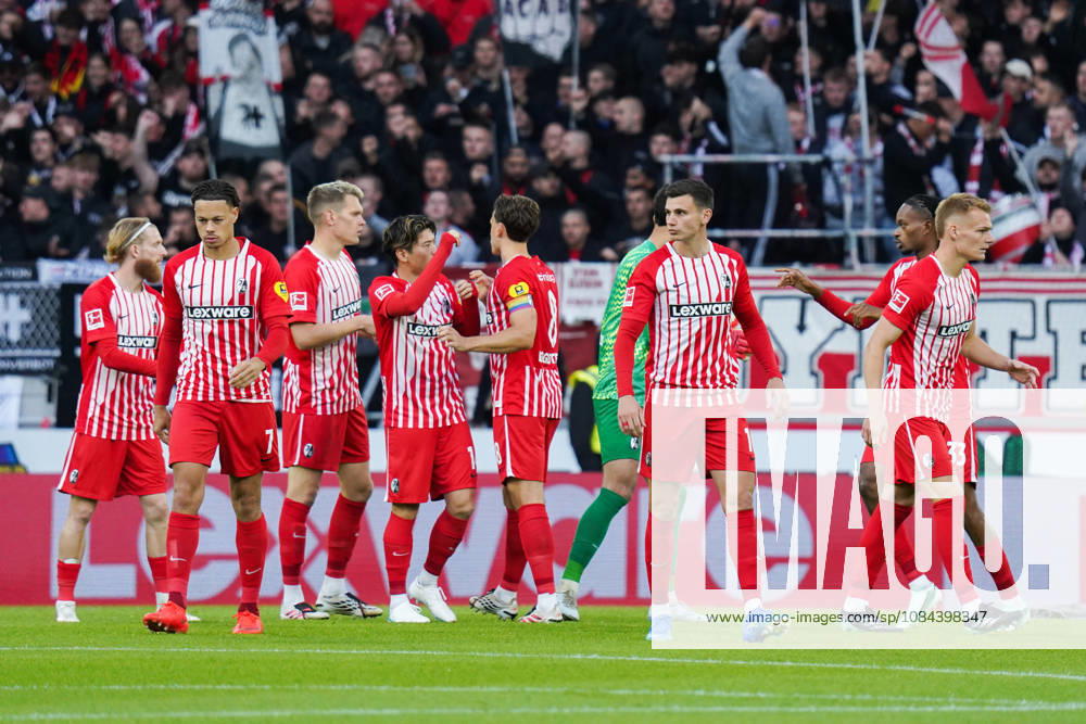 1. Bundesliga: SC Freiburg vs FC Schalke 04, 11.10.2026 Die Freiburger die sich vor dem Spiel abklatschen 1. Bundesliga: SC Freiburg vs FC Schalke 04, Europa-Park-Stadion, 11.10.2026 DFB DFL REGULATIONS PROHIBIT ANY USE OF PHOTOGRAPHS AS IMAGE SEQUENCES AND OR QUASI-VIDEO.