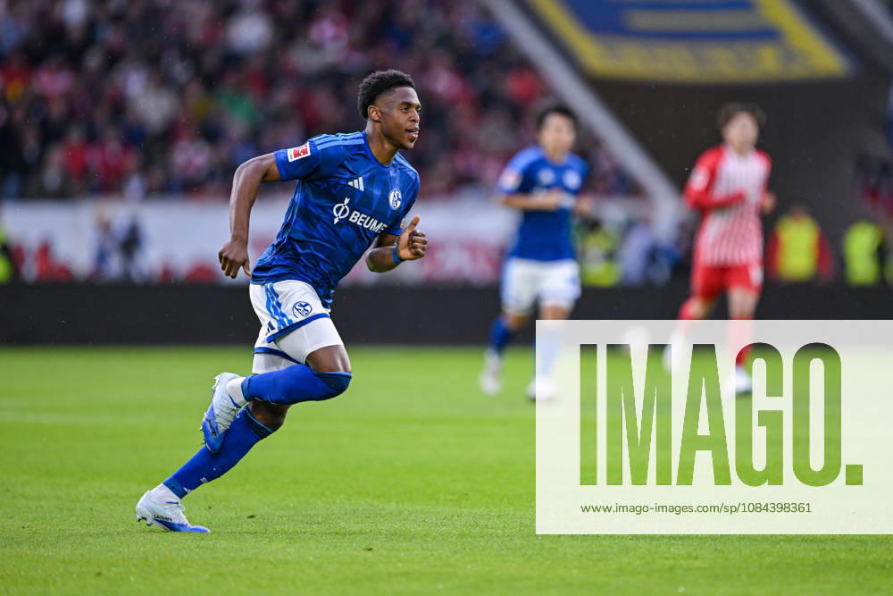 Fussball, Saison 2026 2027, Bundesliga, SC Freiburg - FC Schalke 04, Junior Adamu (FC Schalke 04) xRHR-FOTO YYx
