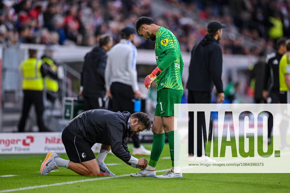 Fussball, Saison 2026 2027, Bundesliga, SC Freiburg - FC Schalke 04, Mio Backhaus (SC Freiburg) bekommt die Schuhe gebunden, xRHR-FOTO YYx