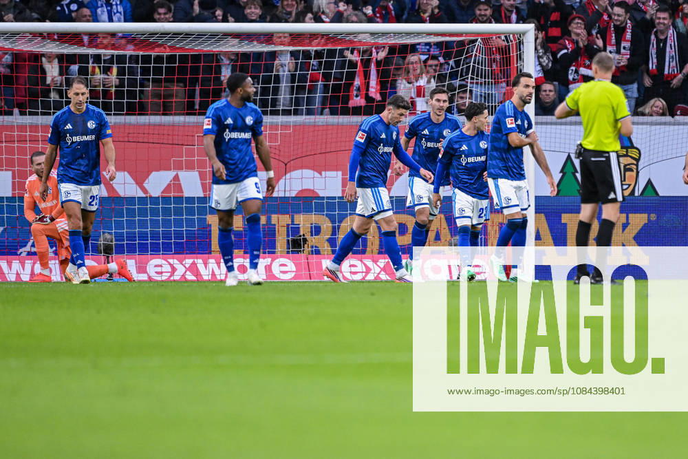 Fussball, Saison 2026 2027, Bundesliga, SC Freiburg - FC Schalke 04, Die Spieler des FC Schalke 04 sind nach dem Gegentor enttäuscht, xRHR-FOTO YYx