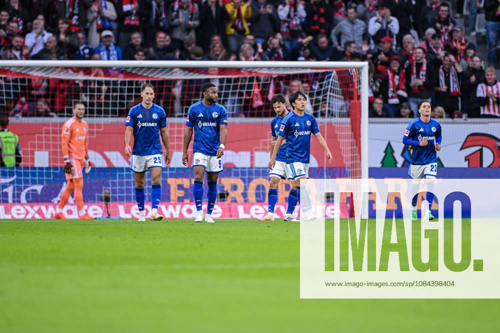 Fussball, Saison 2026 2027, Bundesliga, SC Freiburg - FC Schalke 04, Die Spieler des FC Schalke 04 sind nach dem Gegentor enttäuscht, xRHR-FOTO YYx