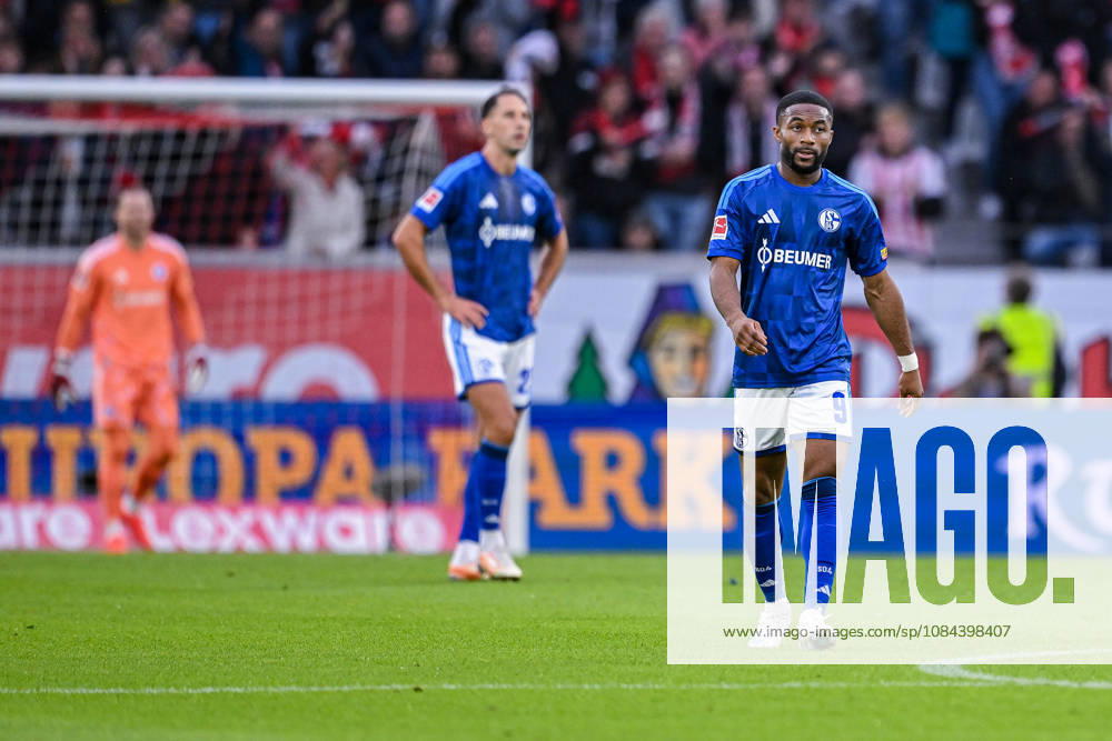 Fussball, Saison 2026 2027, Bundesliga, SC Freiburg - FC Schalke 04, Die Spieler des FC Schalke 04 sind nach dem Gegentor enttäuscht, Moussa Sylla (FC Schalke 04) xRHR-FOTO YYx