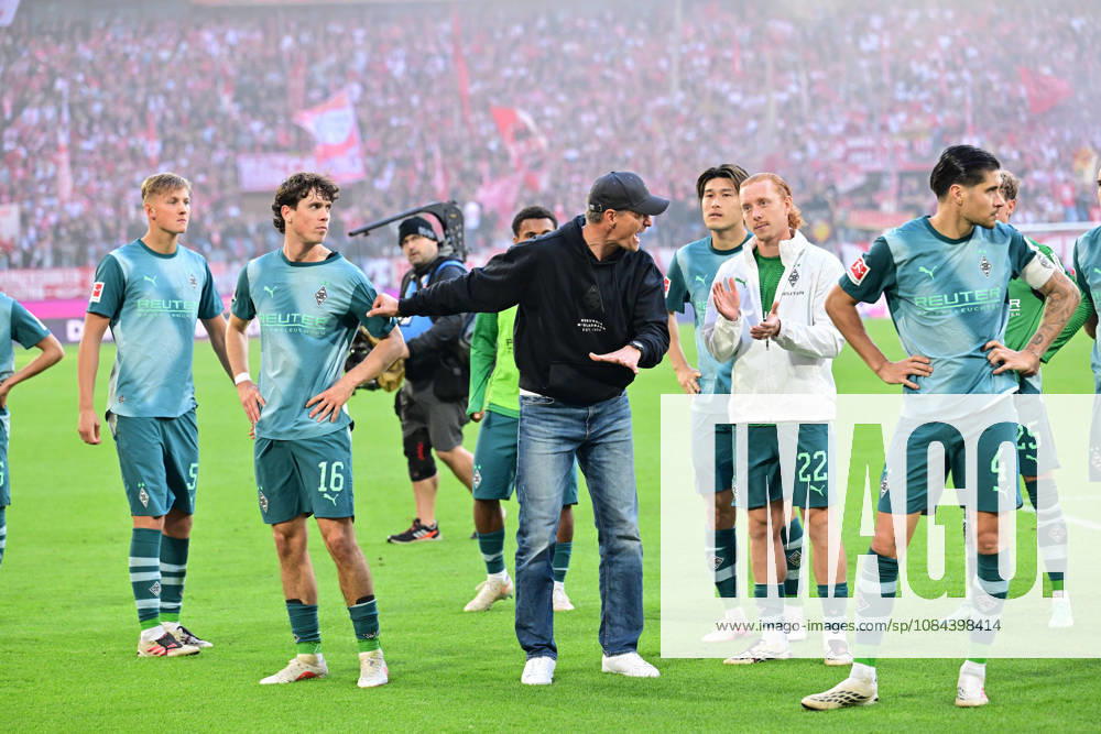 Koeln; Fussball, Herren, Saison 2026 2027, 1. FC Koeln vs. Borussia Moenchengladbach Riesenenttaeuschung Enttaeuschung nach Spielende bei den Gladbachern in der Fankurve. Alexander Blessin (Trainer Gladbach, Mitte) holt Spieler zurueck, die schon den Platz verlassen wollten DFL regulations prohibit any use of photographs as image sequences and or quasi-video. Rhein-Energie-Stadion Nordrhein-Westfalen Deutschland