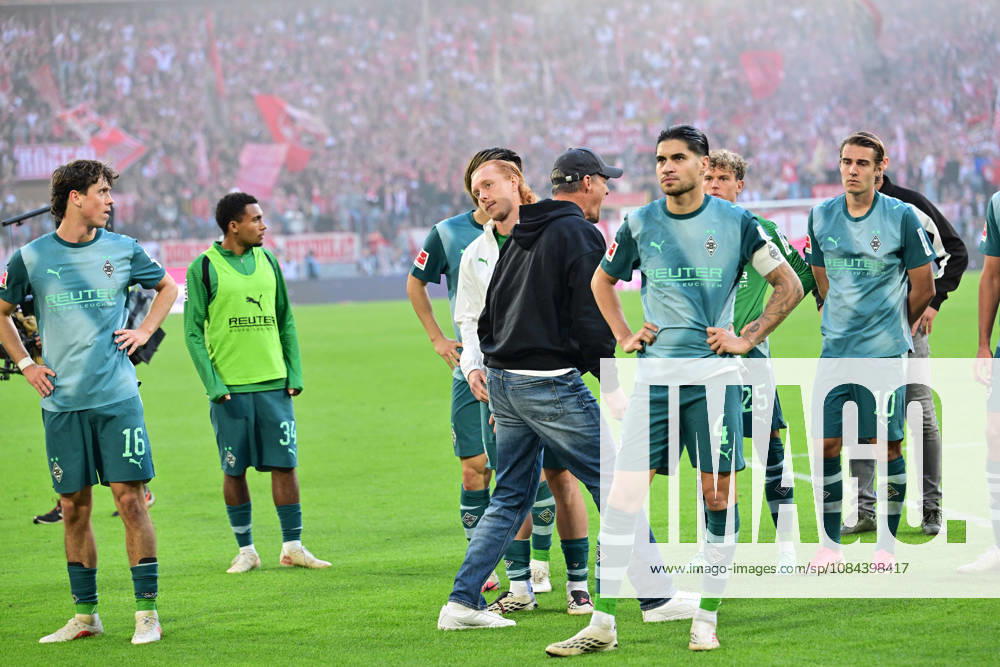 Koeln; Fussball, Herren, Saison 2026 2027, 1. FC Koeln vs. Borussia Moenchengladbach Riesenenttaeuschung Enttaeuschung nach Spielende bei den Gladbachern in der Fankurve. Alexander Blessin (Trainer Gladbach, Mitte) holt Spieler zurueck, die schon den Platz verlassen wollten DFL regulations prohibit any use of photographs as image sequences and or quasi-video. Rhein-Energie-Stadion Nordrhein-Westfalen Deutschland