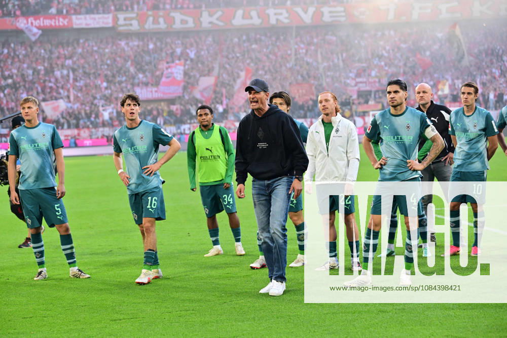 Koeln; Fussball, Herren, Saison 2026 2027, 1. FC Koeln vs. Borussia Moenchengladbach Riesenenttaeuschung Enttaeuschung nach Spielende bei den Gladbachern in der Fankurve. In der Mitte Alexander Blessin (Trainer Gladbach) DFL regulations prohibit any use of photographs as image sequences and or quasi-video. Rhein-Energie-Stadion Nordrhein-Westfalen Deutschland