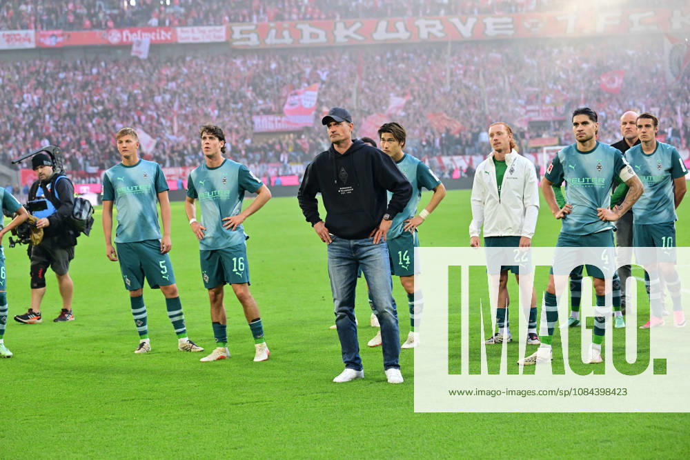 Koeln; Fussball, Herren, Saison 2026 2027, 1. FC Koeln vs. Borussia Moenchengladbach Riesenenttaeuschung Enttaeuschung nach Spielende bei den Gladbachern in der Fankurve. In der Mitte Alexander Blessin (Trainer Gladbach) DFL regulations prohibit any use of photographs as image sequences and or quasi-video. Rhein-Energie-Stadion Nordrhein-Westfalen Deutschland