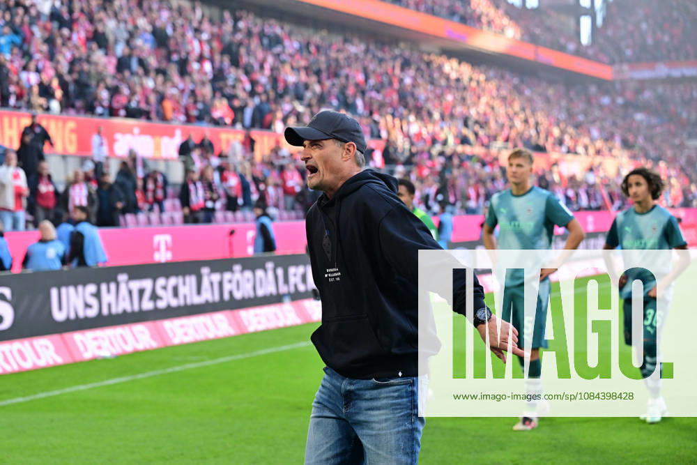 Koeln; Fussball, Herren, Saison 2026 2027, 1. FC Koeln vs. Borussia Moenchengladbach Alexander Blessin (Trainer Gladbach) nach Spielende in der Fankurve: er diskutiert mit den Ultras DFL regulations prohibit any use of photographs as image sequences and or quasi-video. Rhein-Energie-Stadion Nordrhein-Westfalen Deutschland
