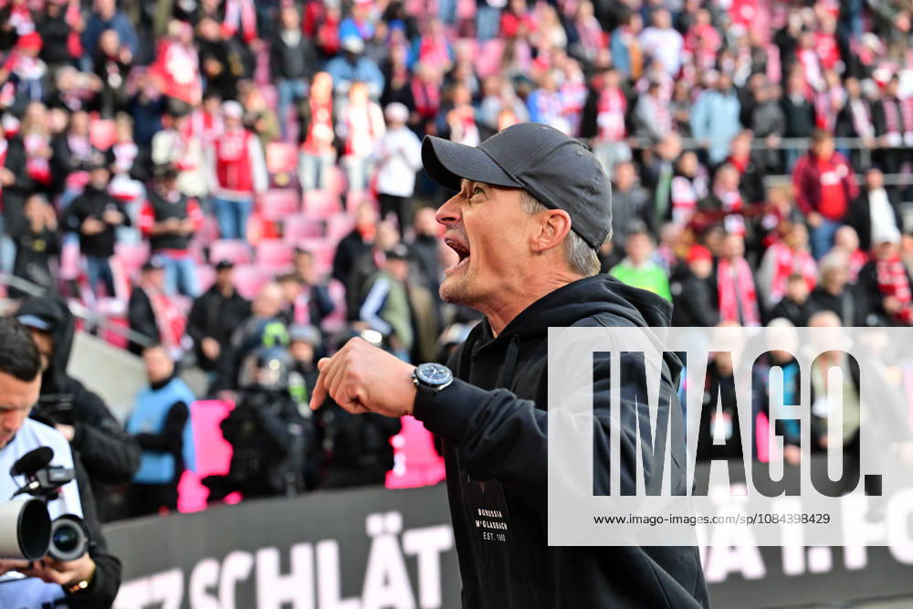 Koeln; Fussball, Herren, Saison 2026 2027, 1. FC Koeln vs. Borussia Moenchengladbach Alexander Blessin (Trainer Gladbach) nach Spielende in der Fankurve: er diskutiert mit den Ultras DFL regulations prohibit any use of photographs as image sequences and or quasi-video. Rhein-Energie-Stadion Nordrhein-Westfalen Deutschland